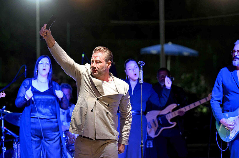 Sasha performt auf der Bühne