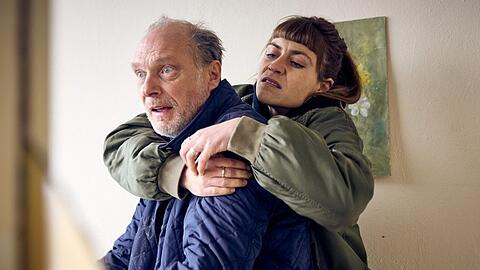 "Stralsund: Jetzt komm ich!": Kann es Jule Zabek (Sophie Pfennigstorf, r.) gelingen, Detlev Schulte (Martin Brambach) zu &uuml;berw&auml;ltigen?