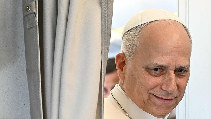 Papst Leo &auml;u&szlig;ert sich im Flugzeug vor Journalisten.