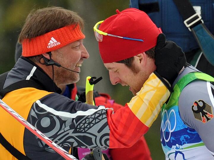 Bundestrainer Jochen Behle (l) freut sich mit Silberläufer Axel Teichmann.