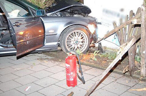 Mit 180 km/h auf der Flucht vor der Polizei: Ein 23-Jähriger lieferte sich eine wilde Verfolgungsjagd - und setzte seinen BMW gegen eine Mauer.
