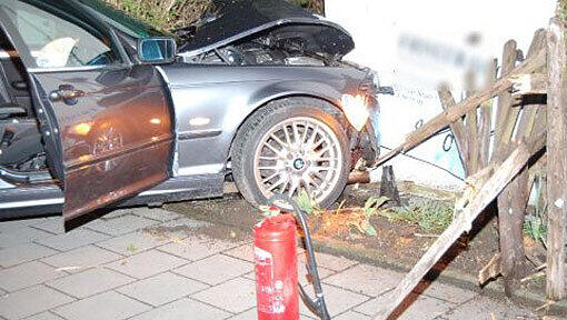 Mit 180 km/h auf der Flucht vor der Polizei: Ein 23-Jähriger lieferte sich eine wilde Verfolgungsjagd - und setzte seinen BMW gegen eine Mauer. Mit 180 km/h auf der Flucht vor der Polizei: Ein 23-Jähriger lieferte sich eine wilde Verfolgungsjagd - und setzte seinen BMW gegen eine Mauer.