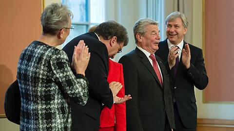 Der Praesident des Berliner Abgeordnetenhauses, Ralf Wieland (SPD, 2.v.l.), dessen Ehefrau Marianne (l.), die Lebensgefaehrtin von Bundespraesident Joachim Gauck, Daniela Schadt (3.v.l.), und Berlins Regierender Buergermeister Klaus Wowereit (SPD, r.) beklatschen am Montag (22.10.12) im Roten Rathaus in Berlin waehrend eines Empfangs des Regierenden Buergermeisters Bundespraesident Joachim Gauck. Bundespraesident Joachim Gauck stattete am Montag dem Land Berlin seinen offiziellen Antrittsbesuch ab.
