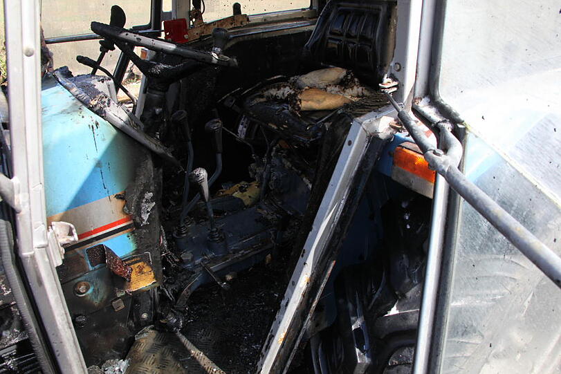Der Motorblock eines Traktors hatte gebrannt. Die Feuerwehr hatte den Brand schnell im Griff.