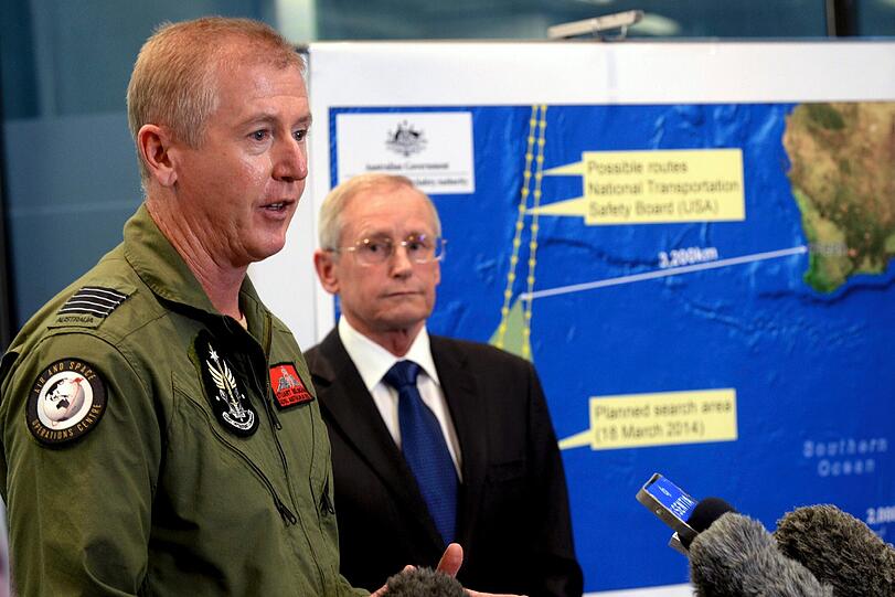 Die Suche nennt der australische Koordinator (M.) "die Suche nach der Nadel im Heuhaufen". Sie werde noch "Wochen andauern".