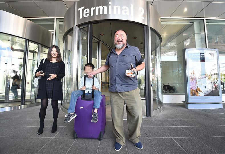 Künstler Ai Weiwei ist am Donnerstag in München gelandet: die Bilder vom Flughafen.