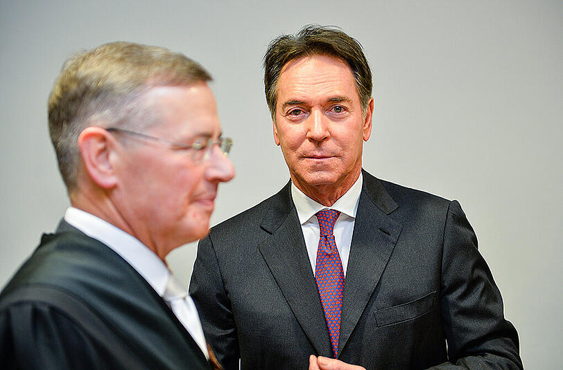 Verfahren eingestellt: Unternehmers Michael Stoschek (r) und ein Anwalt Eckart Staritz am Mittwoch im Amtsgericht Coburg.
