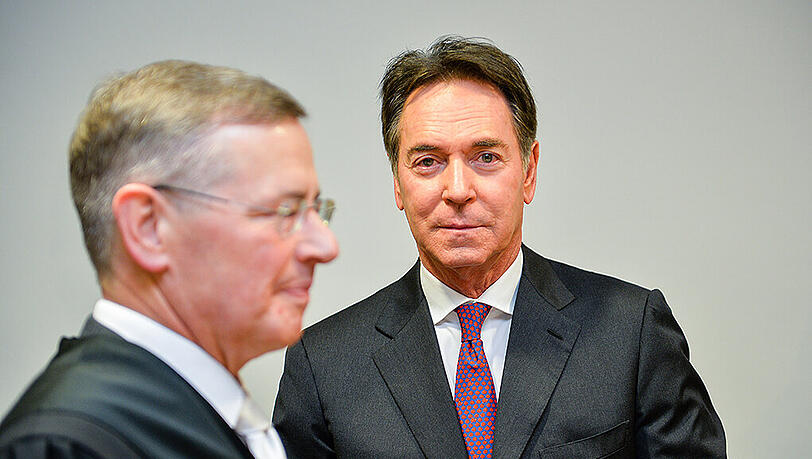Verfahren eingestellt: Unternehmers Michael Stoschek (r) und ein Anwalt Eckart Staritz am Mittwoch im Amtsgericht Coburg.