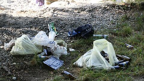 Glasflaschen an der Isar. Könnte das schon bald verboten werden?. (Archivbild)