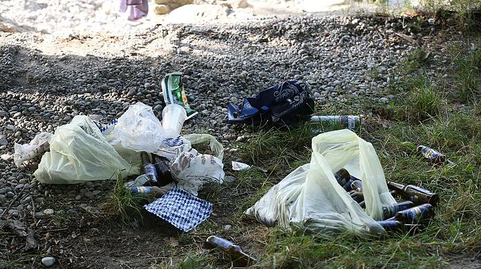 Glasflaschen an der Isar. Könnte das schon bald verboten werden?. (Archivbild)