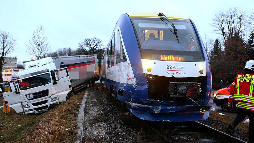 Ein Zug und ein LKW stehen am Dienstag an der Unfallstelle in Schongau. Ein Zug und ein LKW stehen am Dienstag an der Unfallstelle in Schongau.