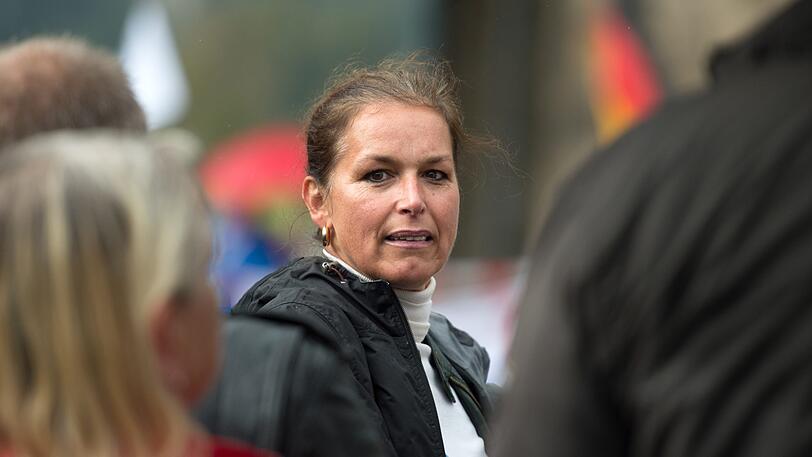 Die ehemalige Pegida-Aktivistin Tatjana Festerling, nimmt am an einer Kundgebung am Elbufer unterhalb der Brücke «Blaues Wunder» in Dresden (Sachsen) teil. Weil sie eine Geldstrafe wegen Volksverhetzung nicht zahlen kann, drohen der früheren Frontfrau der islam- und ausländerfeindlichen Pegida, Tatjana Festerling, vier Monate Gefängnis.