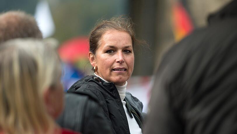 Die ehemalige Pegida-Aktivistin Tatjana Festerling, nimmt am an einer Kundgebung am Elbufer unterhalb der Brücke «Blaues Wunder» in Dresden (Sachsen) teil. Weil sie eine Geldstrafe wegen Volksverhetzung nicht zahlen kann, drohen der früheren Frontfrau der islam- und ausländerfeindlichen Pegida, Tatjana Festerling, vier Monate Gefängnis. Die ehemalige Pegida-Aktivistin Tatjana Festerling, nimmt am an einer Kundgebung am Elbufer unterhalb der Brücke «Blaues Wunder» in Dresden (Sachsen) teil. Weil sie eine Geldstrafe wegen Volksverhetzung nicht zahlen kann, drohen der früheren Frontfrau der islam- und ausländerfeindlichen Pegida, Tatjana Festerling, vier Monate Gefängnis.