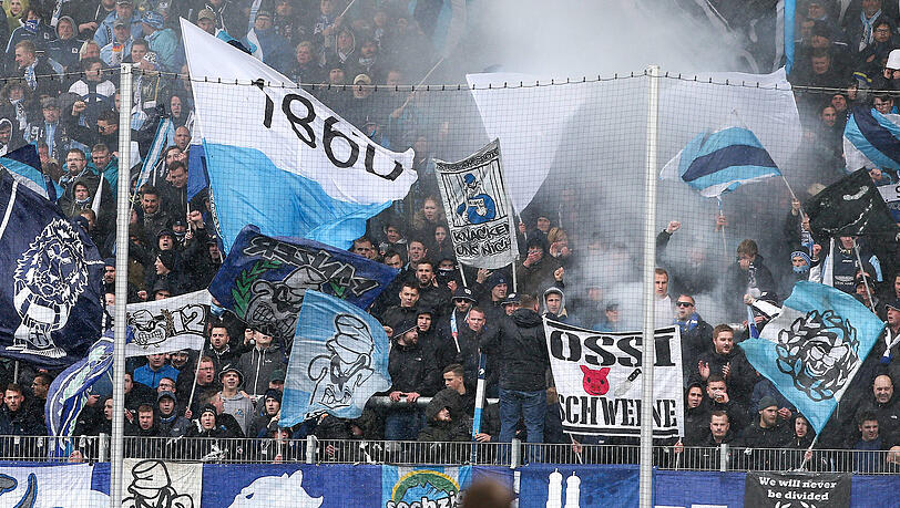 Beleidigendes Banner: der Block des TSV 1860 beim Spiel in Zwickau. Beleidigendes Banner: der Block des TSV 1860 beim Spiel in Zwickau.