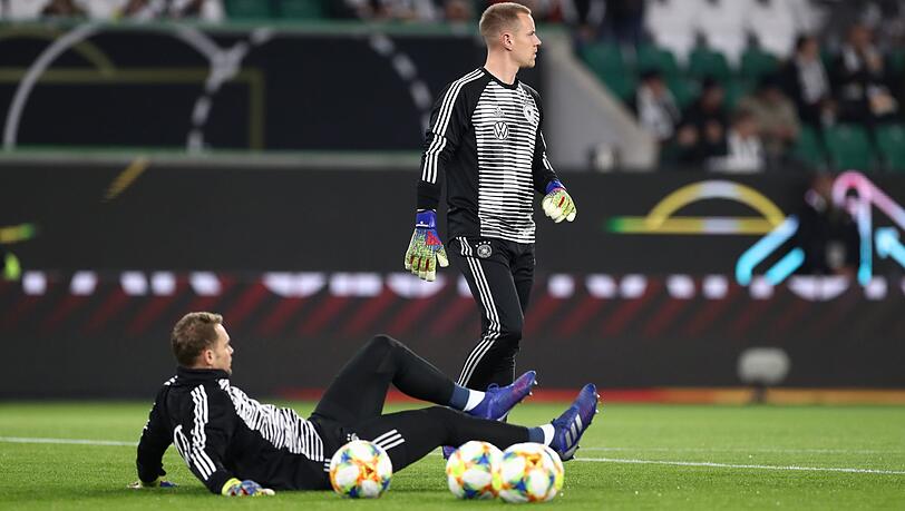 Wollen beide im Tor der Nationalmannschaft stehen: Manuel Neuer (unten) und Marc-André ter Stegen. Wollen beide im Tor der Nationalmannschaft stehen: Manuel Neuer (unten) und Marc-André ter Stegen.