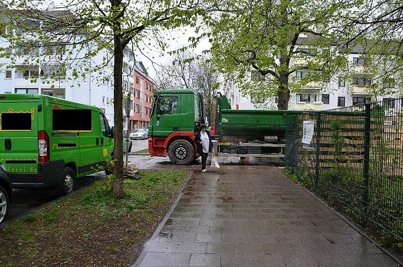 An dieser Baustellen-Einfahrt kam es zu dem Unfall: Dieser Laster hat den Rollstuhlfahrer erfasst.