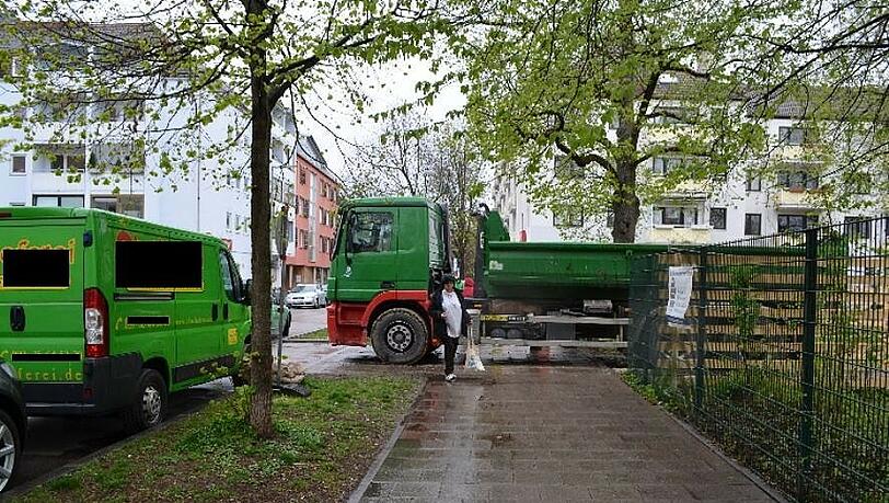 An dieser Baustellen-Einfahrt kam es zu dem Unfall: Dieser Laster hat den Rollstuhlfahrer erfasst. An dieser Baustellen-Einfahrt kam es zu dem Unfall: Dieser Laster hat den Rollstuhlfahrer erfasst.