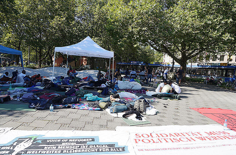 Seit Mittwochabend besetzen etwa 60 Flüchtlinge den Sendlinger-Tor-Platz. Die Bilder.