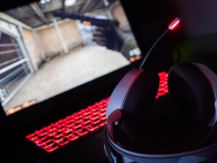 Auf einem Gaming-Laptop läuft ein auf einem Tisch, auf dem ein "Ego-Shooter"-Spiel läuft. Bundesinneniminster nimmt nach dem Anschlag von Halle die Gamerszene ins Visier.