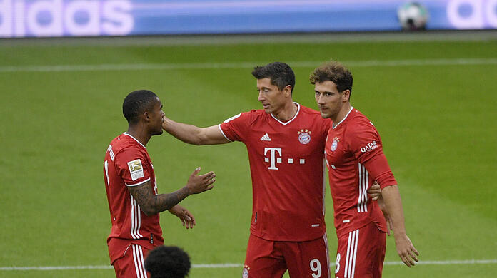 Robert Lewandowski lässt sich nach seinem Treffer feiern.