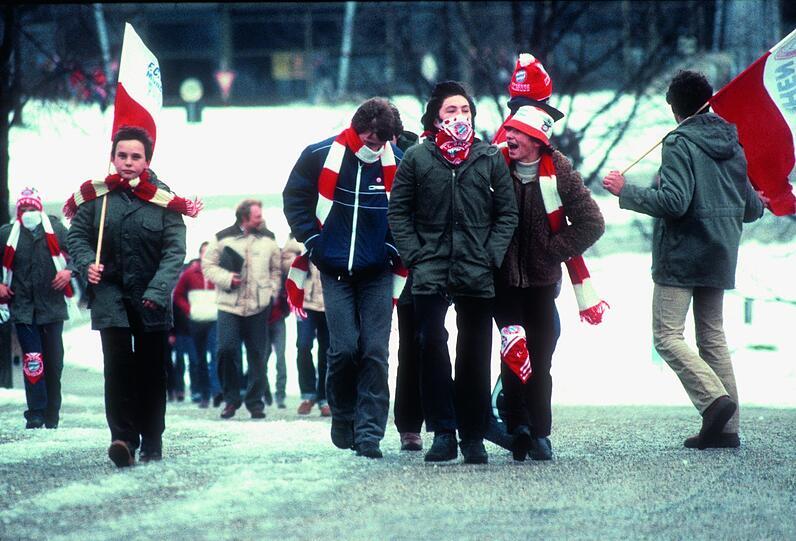 Junge Fans auf dem Weg ins Olympiastadion in den 80er Jahren.