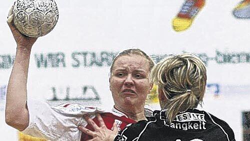Rettete den Club-Handballerinas Zittersieg und Tabellenführung: Miriam Simakova (links).Foto: Zink Rettete den Club-Handballerinas Zittersieg und Tabellenführung: Miriam Simakova (links).Foto: Zink