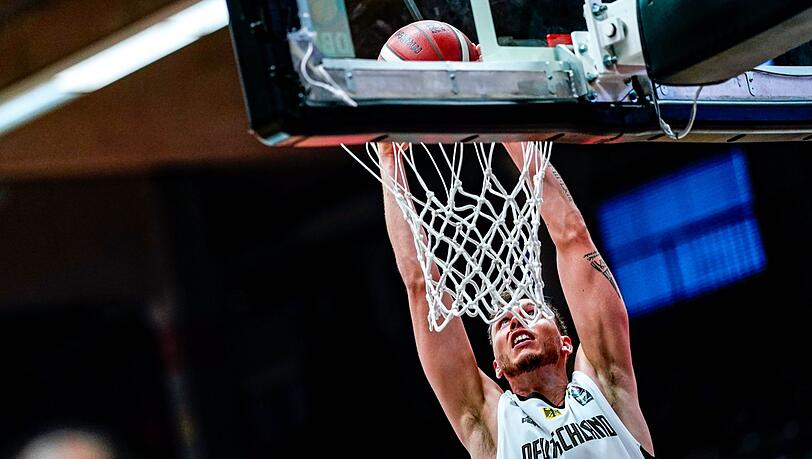 Nationalspieler Niklas Wimberg auf Korbjagd. (Archivbild)