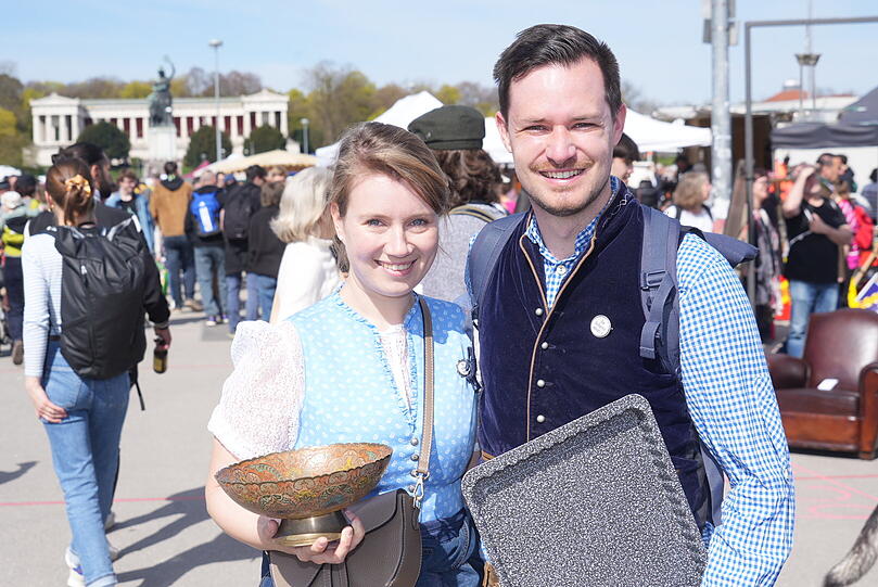 Julia und Max Schmalzbauer haben eine Deko-Schale und ein Backblech ergattert.