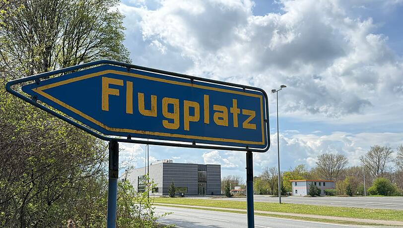 Ein Kleinflugzeug startet auf dem Flugplatz Salzgitter-Drütte, stürzt dann aber auf dem Werksgelände der Salzgitter AG ab.