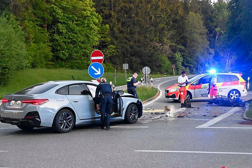 Für die Dauer der Unfallaufnahme musste die Autobahnabfahrt in Richtung München für vier Stunden komplett gesperrt werden.