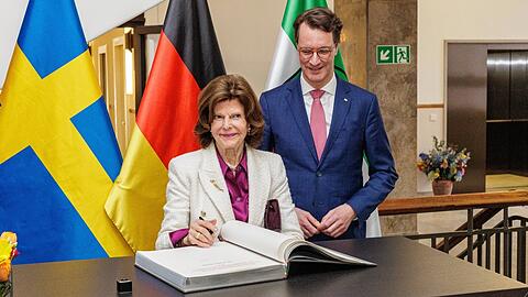 K&ouml;nigin Silvia von Schweden trug sich in D&uuml;sseldorf in das G&auml;stebuch des Landes ein. Neben ihr: Nordrhein-Westfalens Ministerpr&auml;sident Hendrik W&uuml;st.