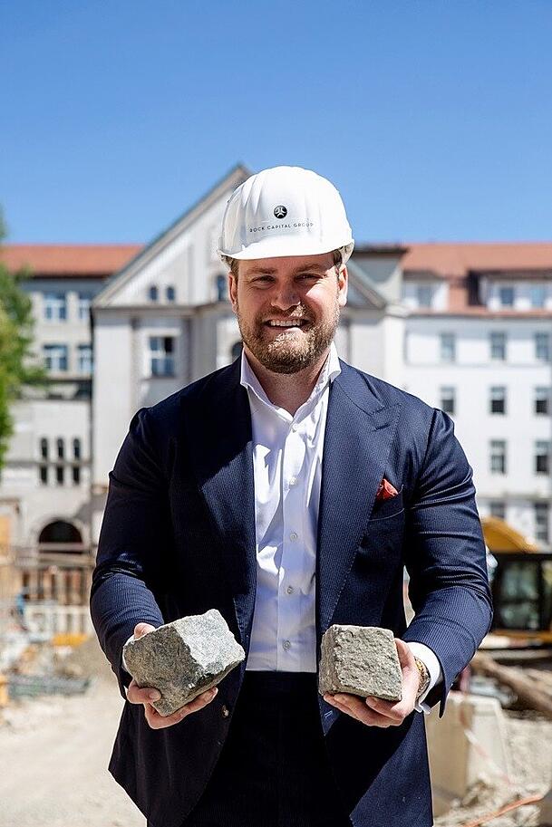 Korbinian Pr&ouml;ckl, Asset Manager bei Rock Capital, mit Pflastersteinen.