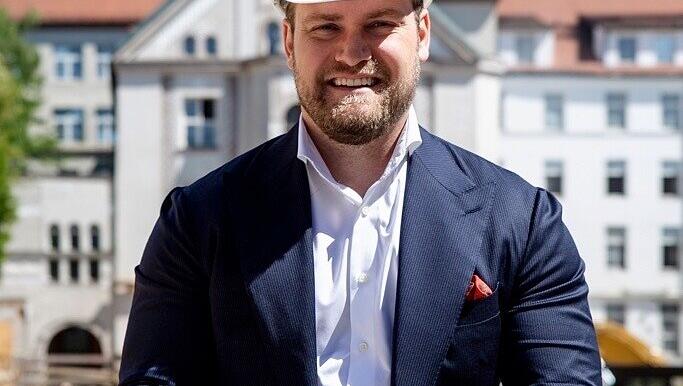 Korbinian Pröckl, Asset Manager bei Rock Capital, mit Pflastersteinen. Korbinian Pröckl, Asset Manager bei Rock Capital, mit Pflastersteinen.