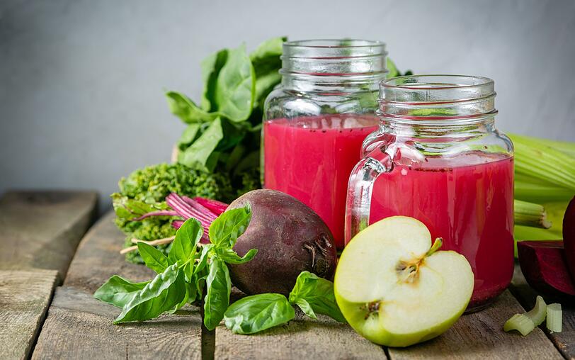 Bis etwa 12 Uhr mittags befindet sich unser K&ouml;rper im Detox-Modus. Das hei&szlig;t, schwer verdauliche Mahlzeiten sind bis dahin tabu! Greifen Sie stattdessen lieber zu einem leckeren Smoothie. Egal, ob Sie auf s&uuml;&szlig;e Zutaten wie Heidelbeeren, scharfe wie Moringa oder extravagante wie Rote Beete oder Chia stehen: Zusammen mit einem Essl&ouml;ffel Kokos&ouml;l oder Nussbutter steht der Vitaminaufnahme nichts mehr im Weg.
