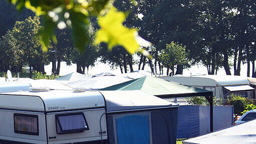 Auf einem Campingplatz in Eching hat ein Siebenjähriger Schlimmeres verhindert: Als der Wohnwagen seiner Familie zu brennen beginnt, dreht er geistesgegenwärtig den Gashahn ab. Auf einem Campingplatz in Eching hat ein Siebenjähriger Schlimmeres verhindert: Als der Wohnwagen seiner Familie zu brennen beginnt, dreht er geistesgegenwärtig den Gashahn ab.
