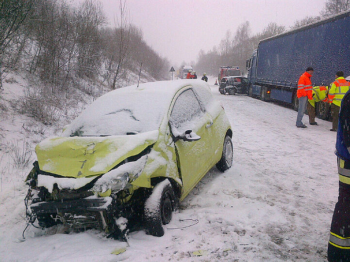 Der Unfallverursacher musste mittels Rettungsspreizer aus seinem PKW befreit werden.