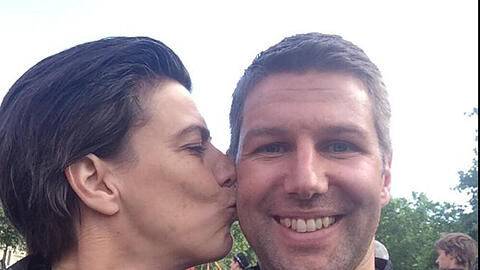Thomas Hitzlsperger und Reporterin Carolin Emcke auf dem CSD in Berlin