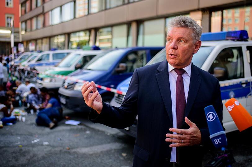 &bdquo;Ich kümmere mich hier vor Ort, weil es meine Stadt ist, mein Hauptbahnhof, und weil es hier um Menschen geht&ldquo;: OB Dieter Reiter.