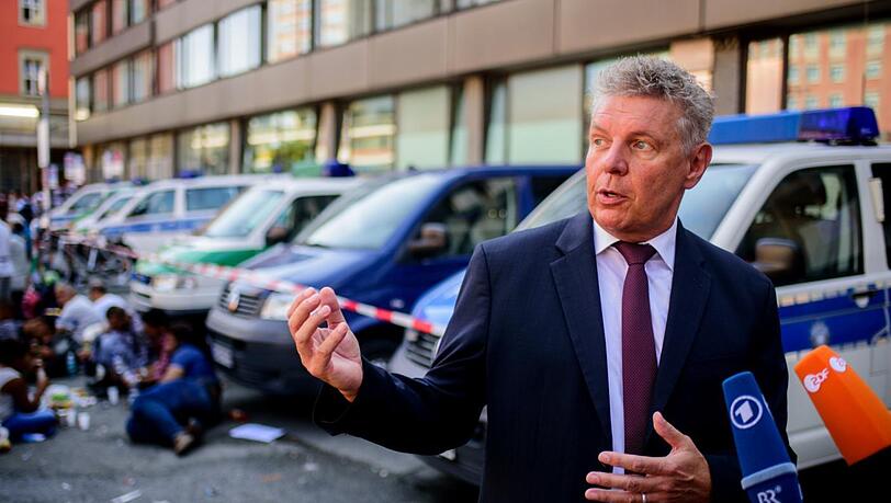 „Ich kümmere mich hier vor Ort, weil es meine Stadt ist, mein Hauptbahnhof, und weil es hier um Menschen geht“: OB Dieter Reiter. „Ich kümmere mich hier vor Ort, weil es meine Stadt ist, mein Hauptbahnhof, und weil es hier um Menschen geht“: OB Dieter Reiter.