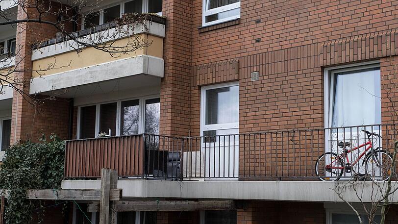 Der Balkon der Wohnung in dem Mehrfamilienhaus.