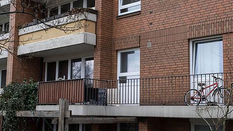 Der Balkon der Wohnung in dem Mehrfamilienhaus.