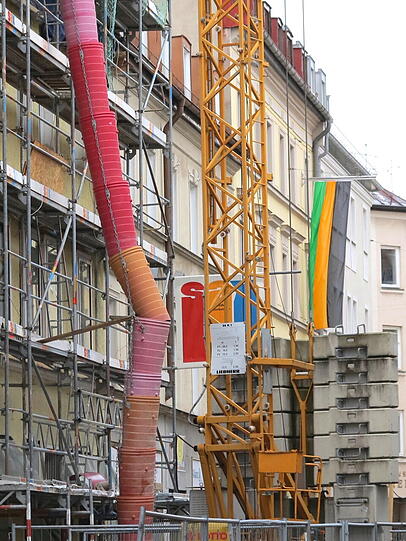 Das gesamte Haus ist voller Wohngemeinschaften. Das verrät das Klingeschild.