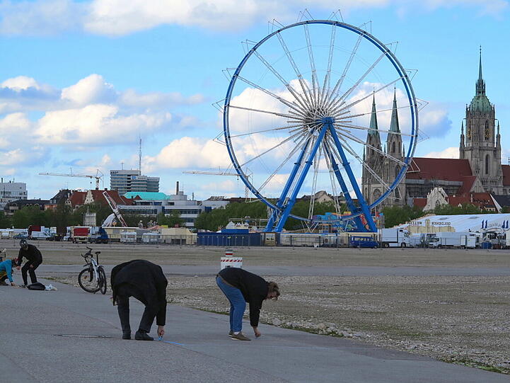 Hier wird schon kräftig reserviert. Wer einen guten Platz beim Flohmarkt haben will, muss früh aufstehen.