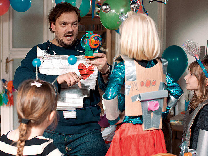 "Eltern": Hausmann Konrad (Charly Hübner) hat ein großes Talent, mit Kindern umzugehen