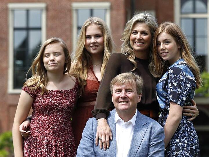König Willem-Alexander der Niederlande, seine Frau Máxima und seine Töchter stellen sich dem Fotografen.
