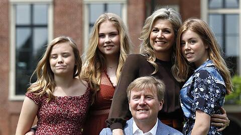 König Willem-Alexander der Niederlande, seine Frau Máxima und seine Töchter stellen sich dem Fotografen.