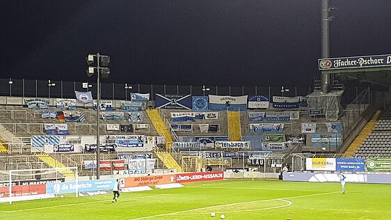 Die Zaunfahnen der Löwen-Fanklubs.