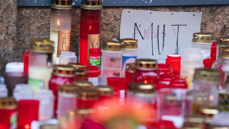 Kerzen stehen in Gedenken an die Opfer der Würzburger Messerattacke am Tatort.
