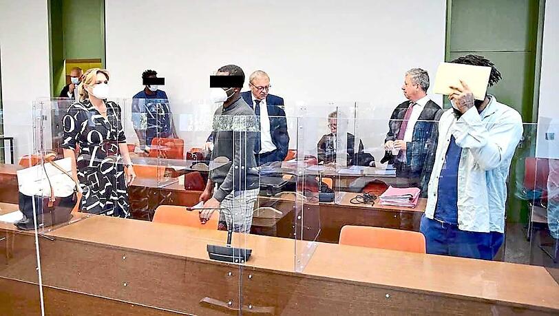 Die Angeklagten mit Anwälten und Dolmetscherin.