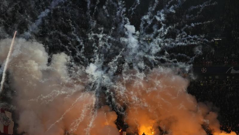 Feuer und Rauch: Ajax-Fans zünden Feuerwerk während des Spiels. Feuer und Rauch: Ajax-Fans zünden Feuerwerk während des Spiels.